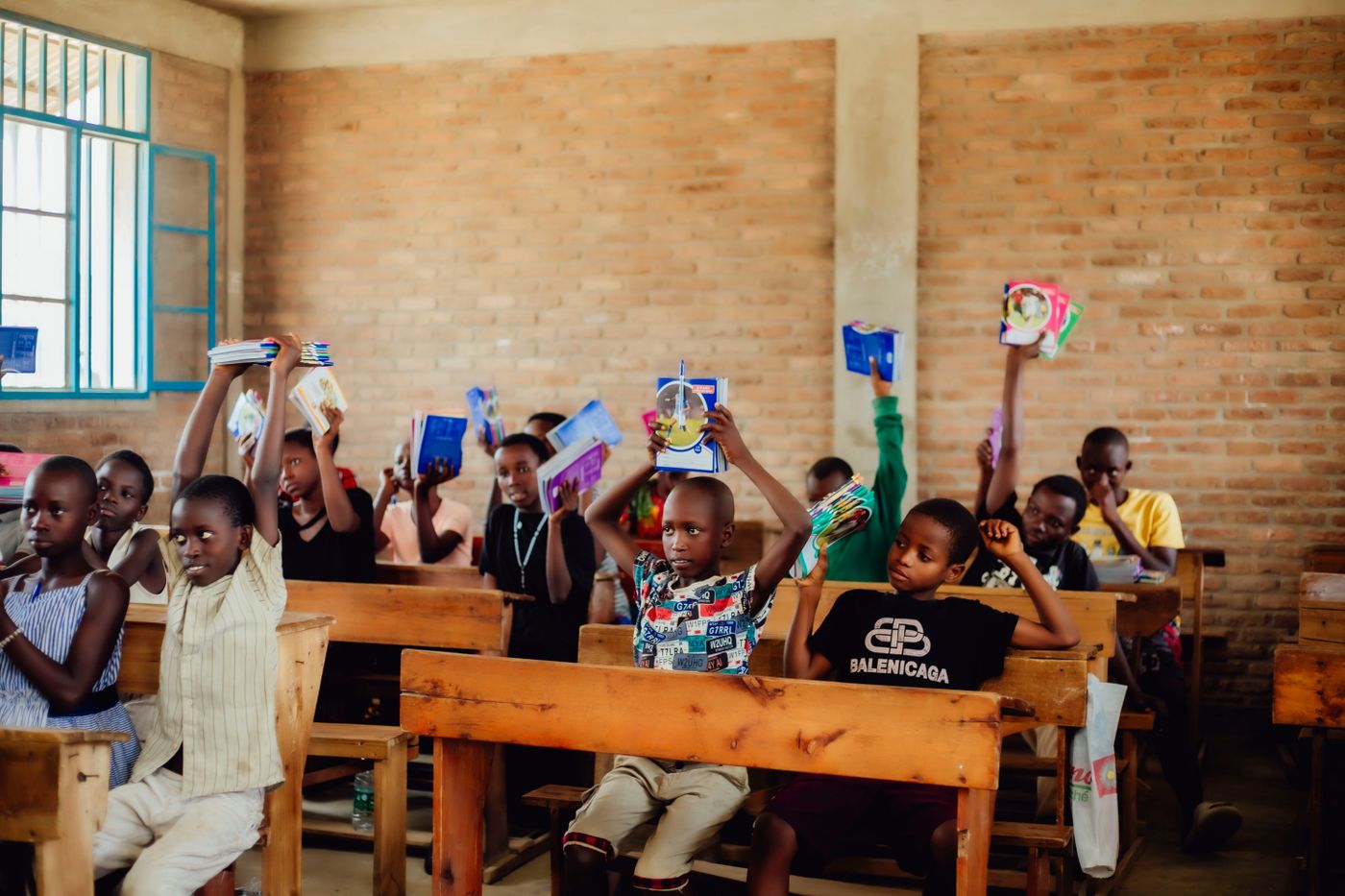 Des enfants qui lèvent la main en classe