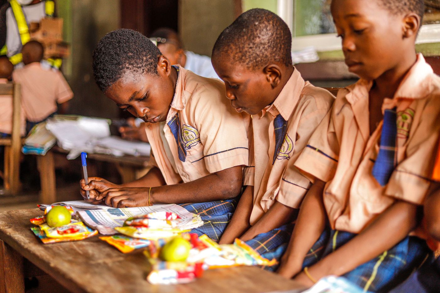 Enfants concentrés sur leurs cahiers
