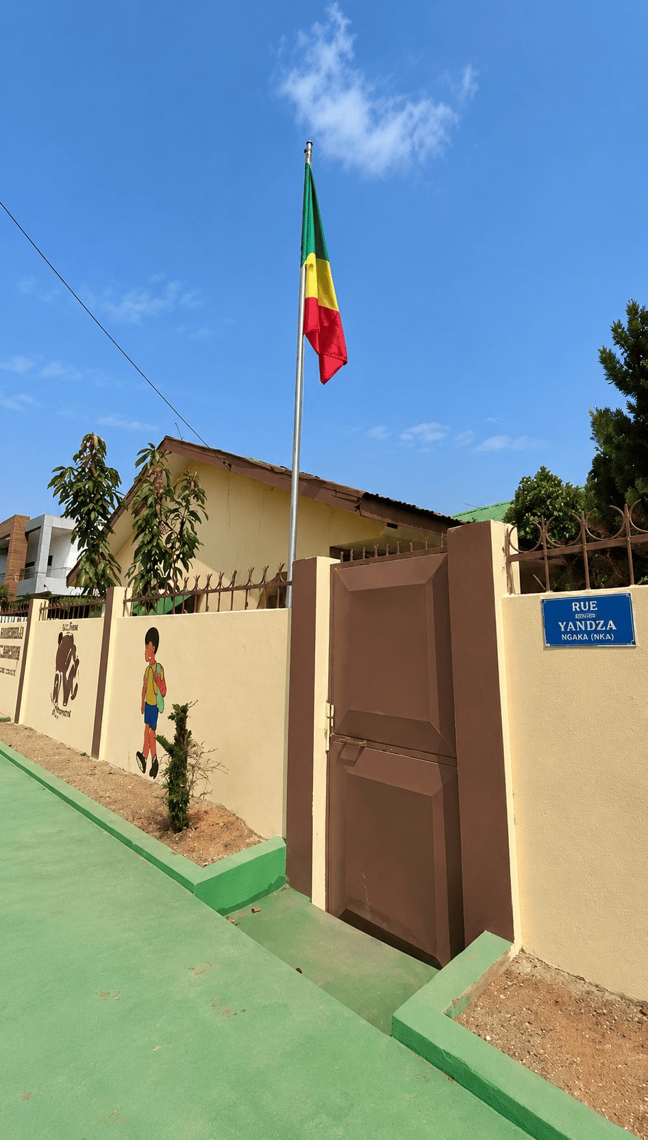 Le portail de l'école et son drapeau